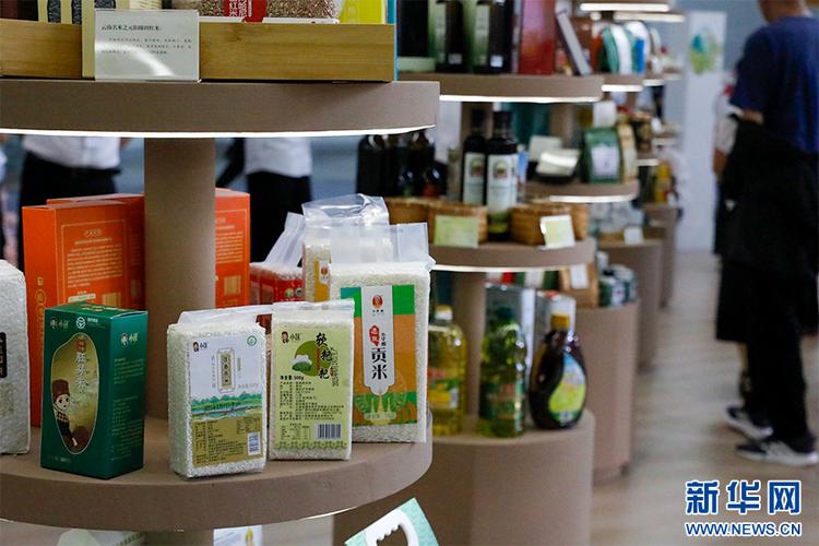 高原特色农产品亮相本届粮交会(7月13日摄).新华网发